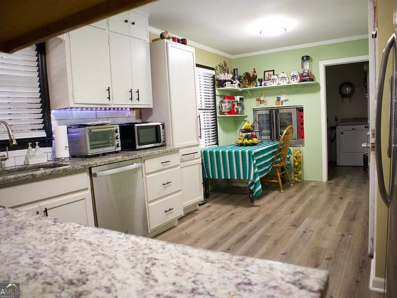 4th image of 2586 Brandon Rd