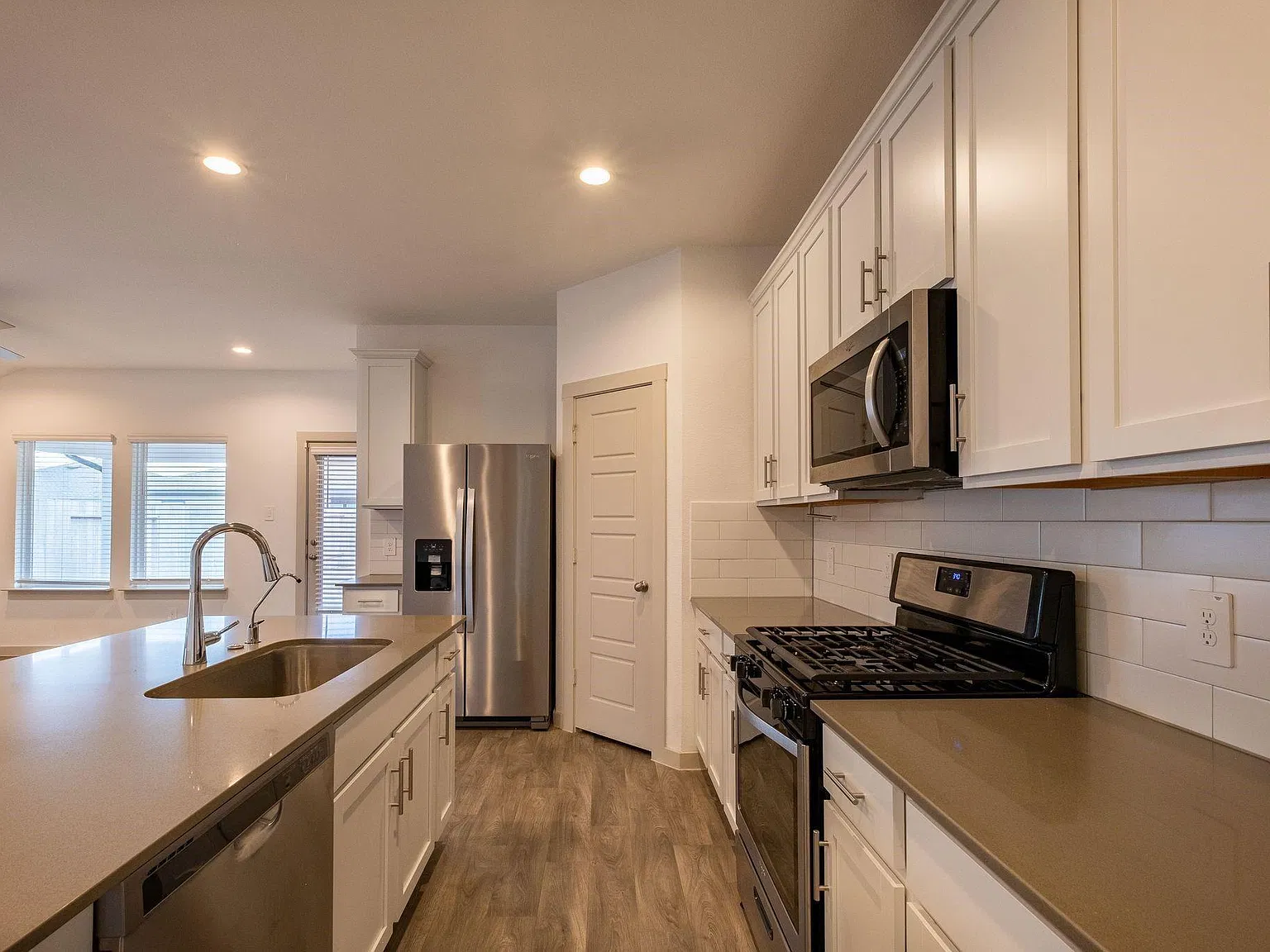 3 bed, 2.0 bath, 1501 sqft, $2,200 — Photo 3