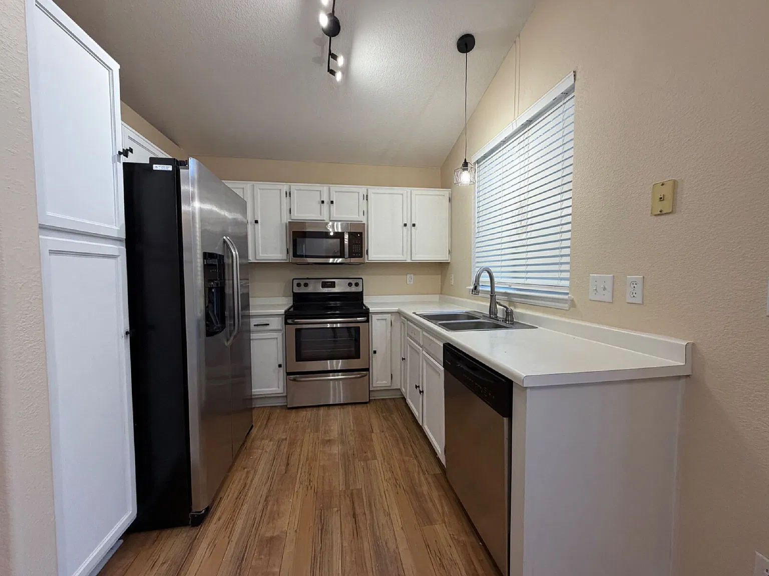 3 bed, 2.5 bath, 1450 sqft, $2,850 — Photo 4