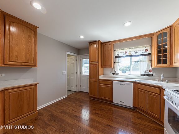 3rd image of 485 Newark Ln