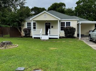 6951 Howe St, Groves, TX 77619