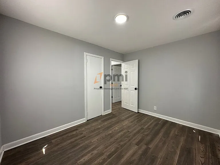 2015 Central Dr — Photo 2