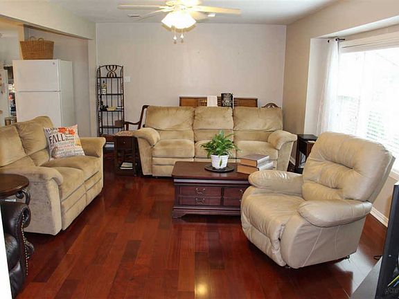 3rd image of 726 Dorchester Dr