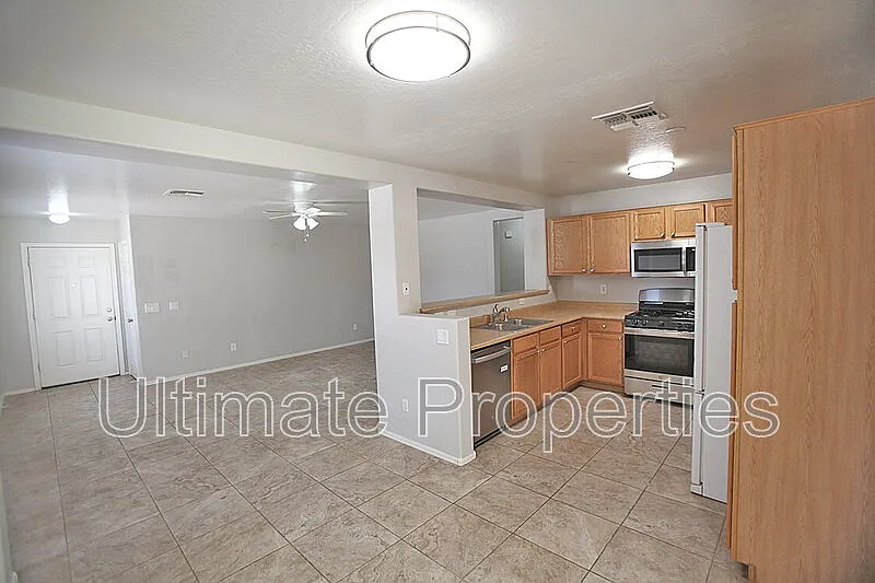 3 bed, 2.0 bath, 1183 sqft, $1,695 — Photo 3