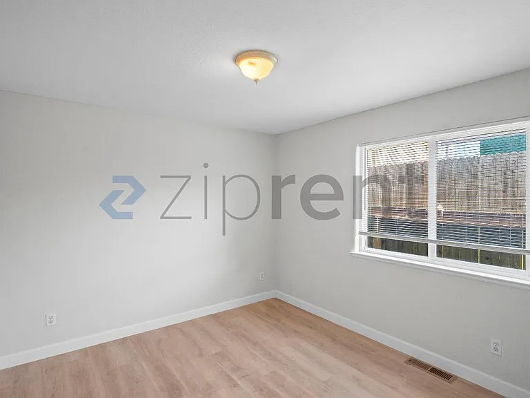 2124 E 20th St — Photo 21