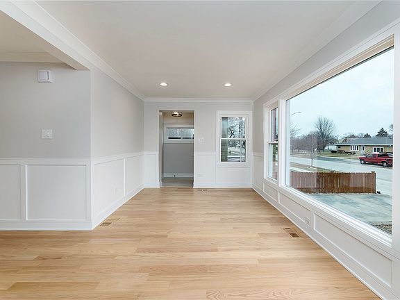 5th image of 8110 Lockwood Ave