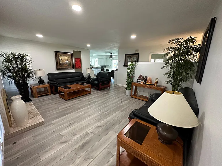 15561 Primrose Ln — Photo 8