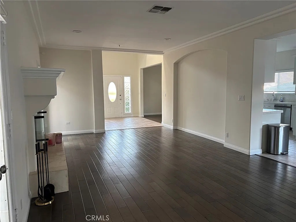 4 bed, 2.5 bath, 2575 sqft, $7,300 — Photo 4