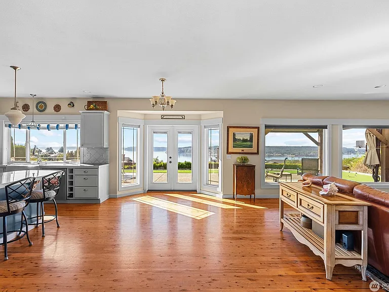 3616 Tahoma Pl W — Photo 2