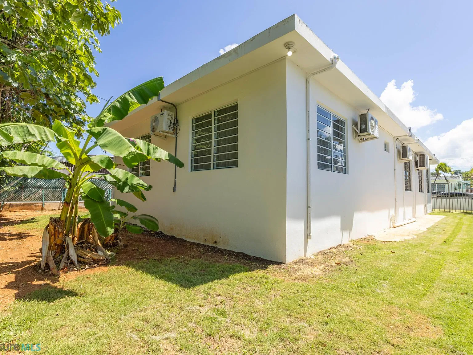 3 bed, 3.0 bath, 1300 sqft, $2,500 — Photo 2