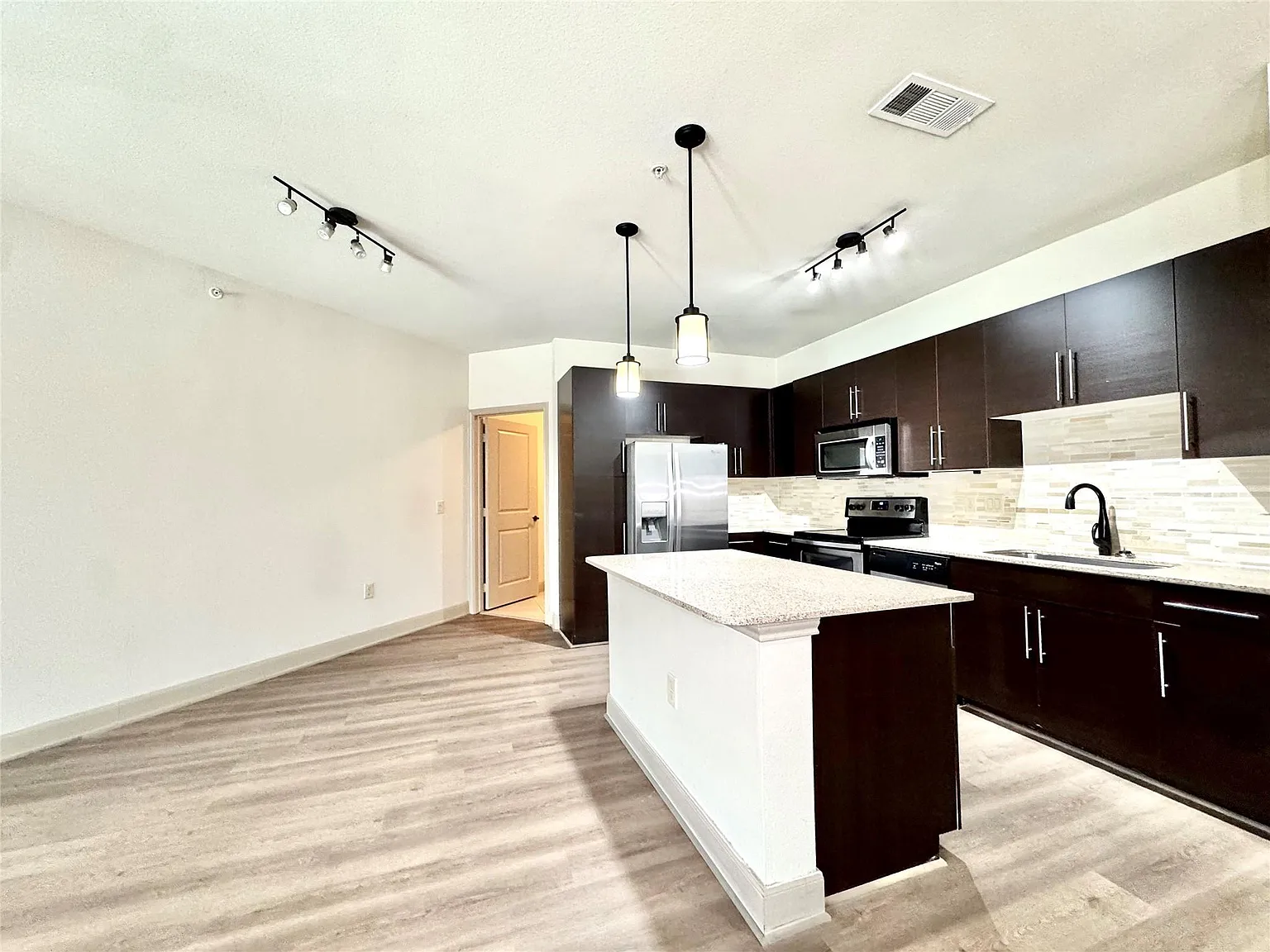 1 bed, 1.0 bath, 978 sqft, $1,550 — Photo 2