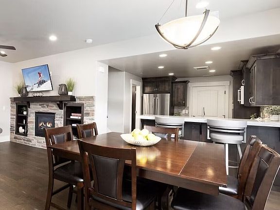 Ding area off open concept kitchen. Seating for 6.