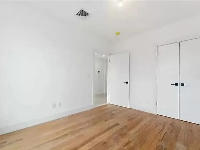15 Hunterfly Pl #4R — Photo 8