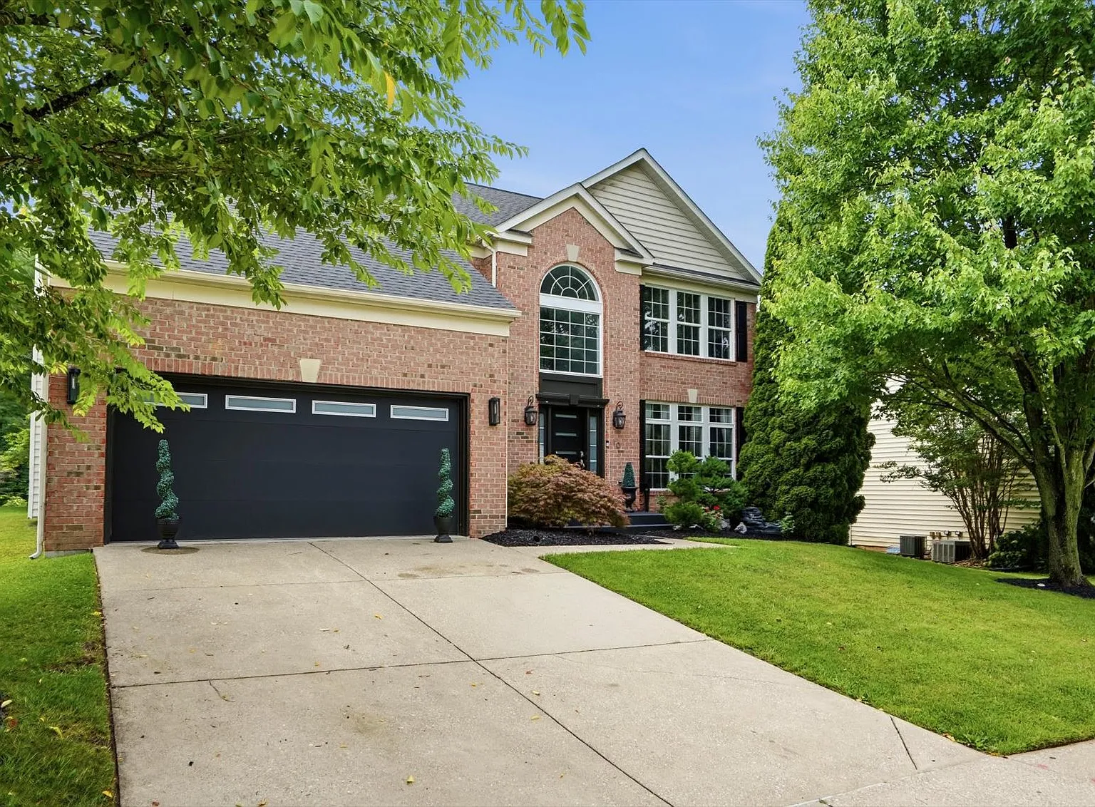 4 bed, 3.5 bath, 4302 sqft, $5,000 — Photo 1