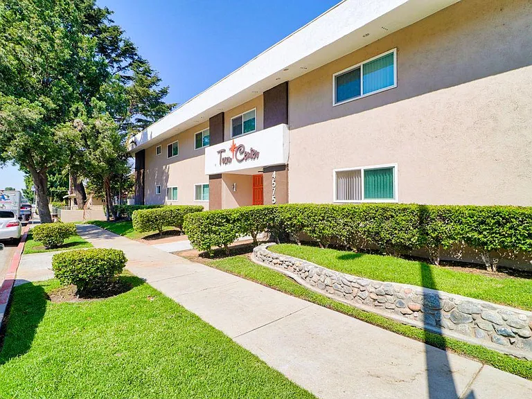 Town Center Apartments — Photo 4