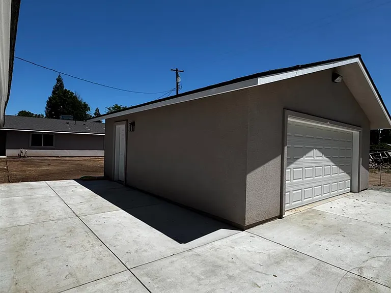 4832 N Fruit Ave — Photo 26