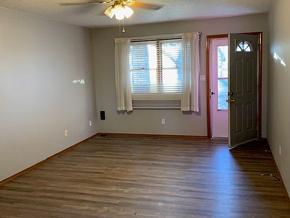 2nd image of 851A Country Manor St