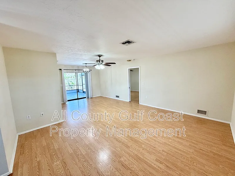 3 bed, 2.0 bath, 1710 sqft, $2,295 — Photo 2