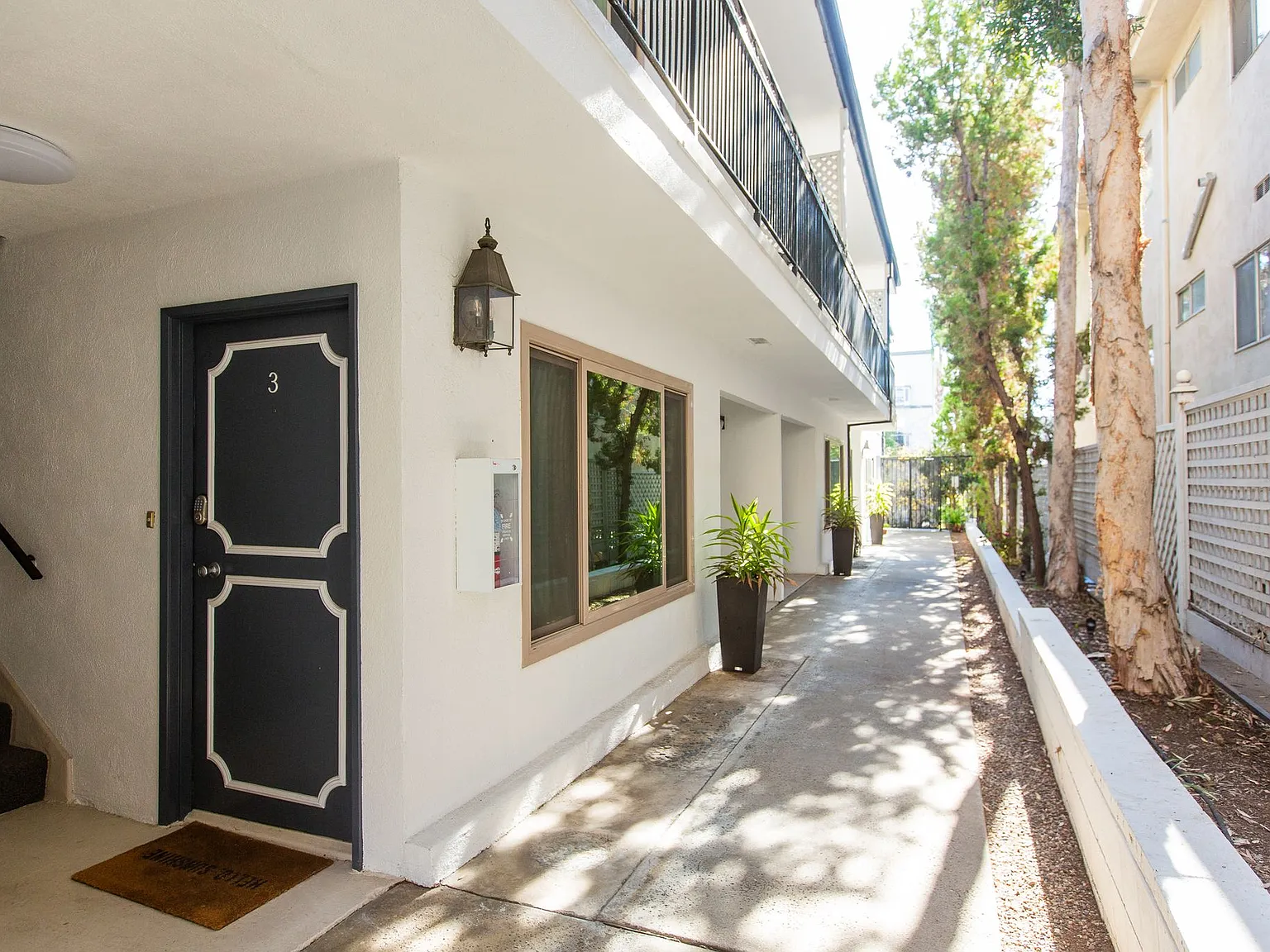 Brentwood California Spacious Garden apartments — Photo 3