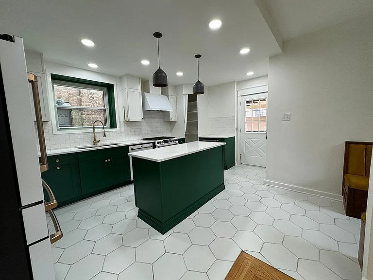 2201 W Gordon St — Photo 15