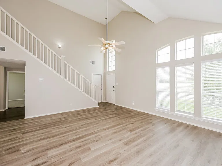300 Stone Creek Blvd — Photo 5