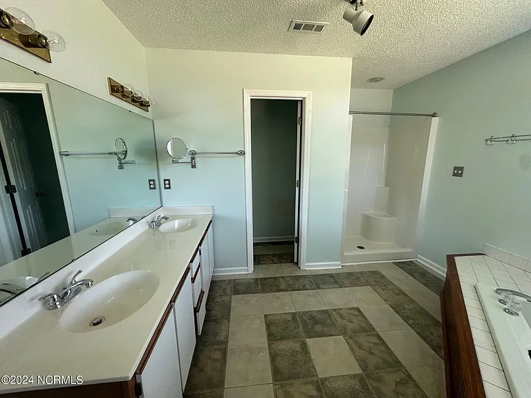 101 Breezewood Dr #A — Photo 8