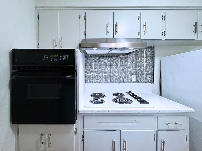 1161 N Park Ave — Photo 14
