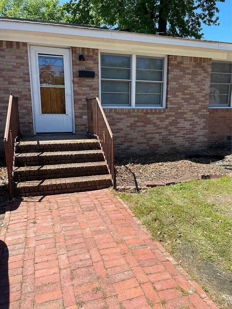 Comfortable & Convenient Living in the Heart of West Columbia — Photo 2