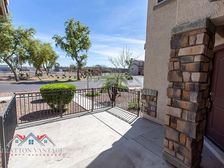 2218 N 77th Dr — Photo 6