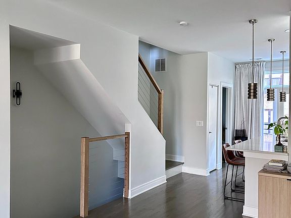 4th image of 2346 W Oakdale Ave