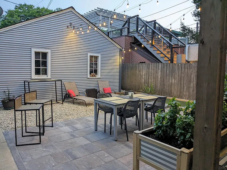 Shared backyard! Dining, bocce, putting, lounge chairs.