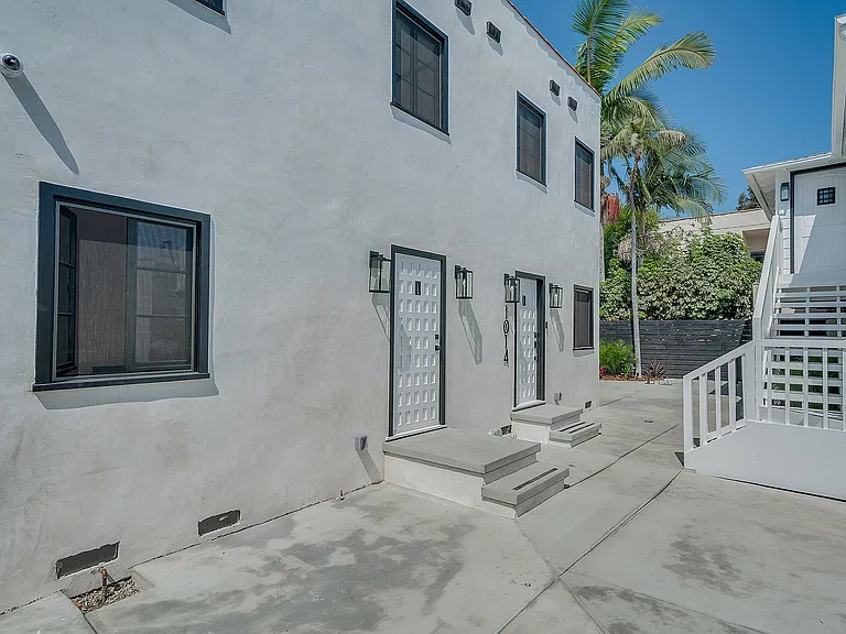 1014 S Hayworth Ave — Photo 13