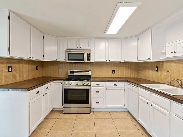 901 E Hearn Rd — Photo 14