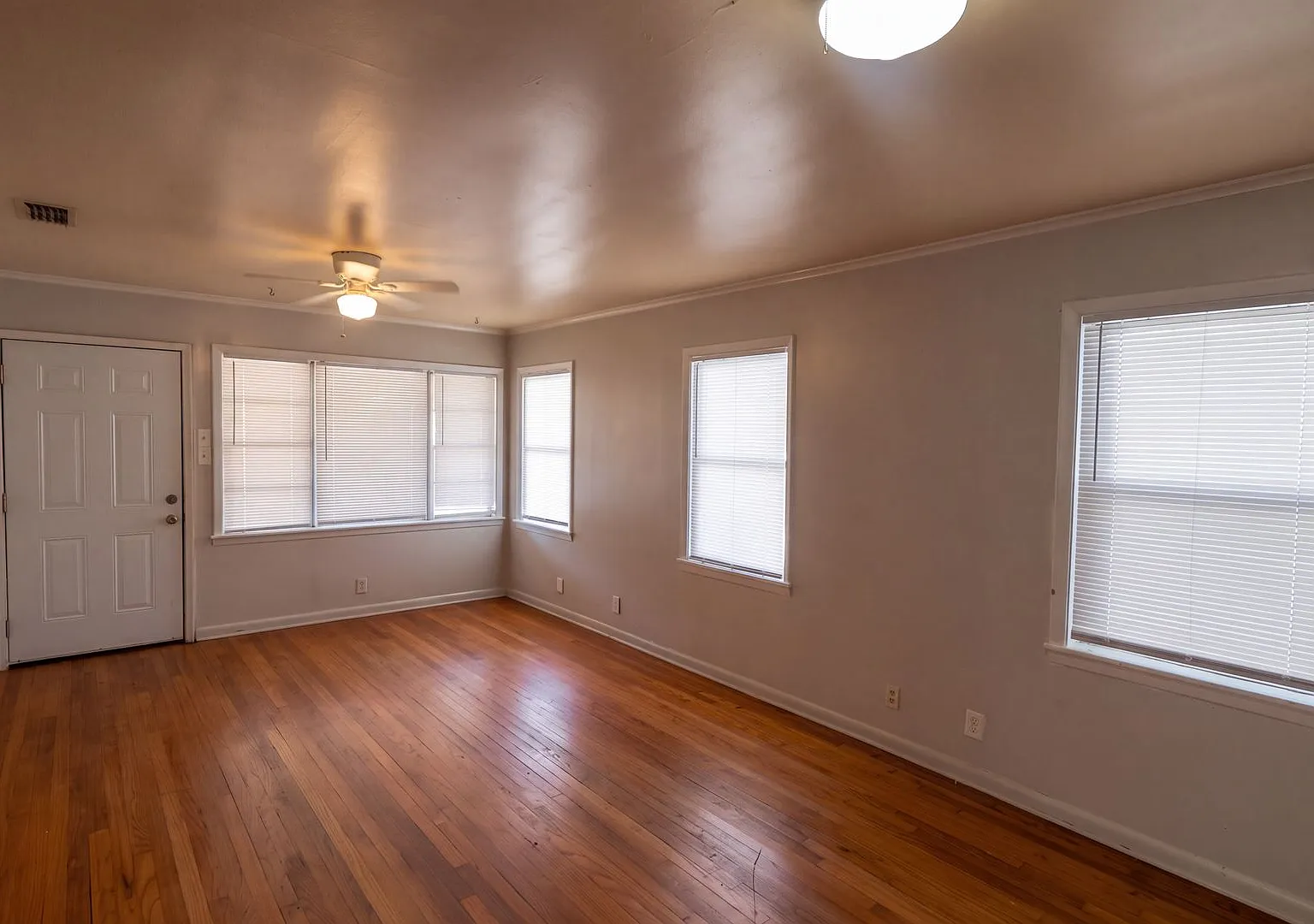 Highland - 2 Bed 1 Bath - 131 Lister — Photo 3