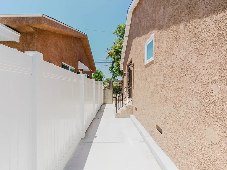 13856 Runnymede St — Photo 34