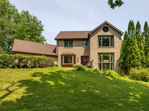 837 Spires Dr, Dubuque, IA 52001