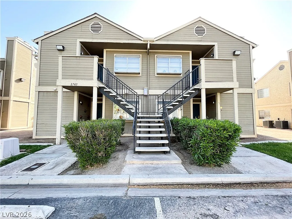 2 bed, 1.0 bath, 778 sqft, $995 — Photo 1