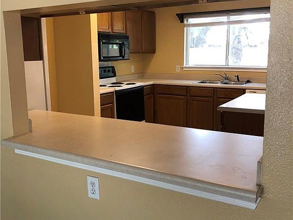 4th image of 404 Woodford Dr