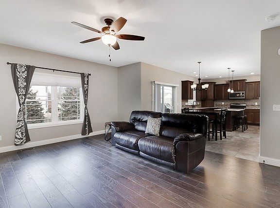 3rd image of 909 Barbara Dr