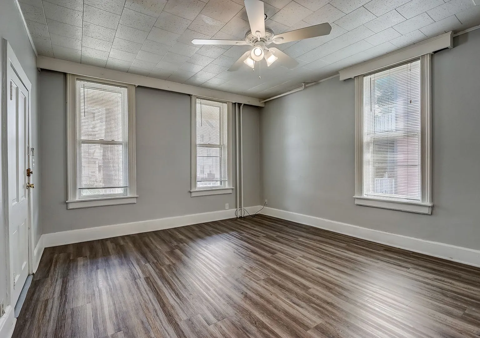 1811 N Warren Ave — Photo 1