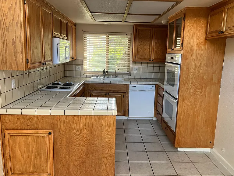 1855 Scenic Dr #F — Photo 8