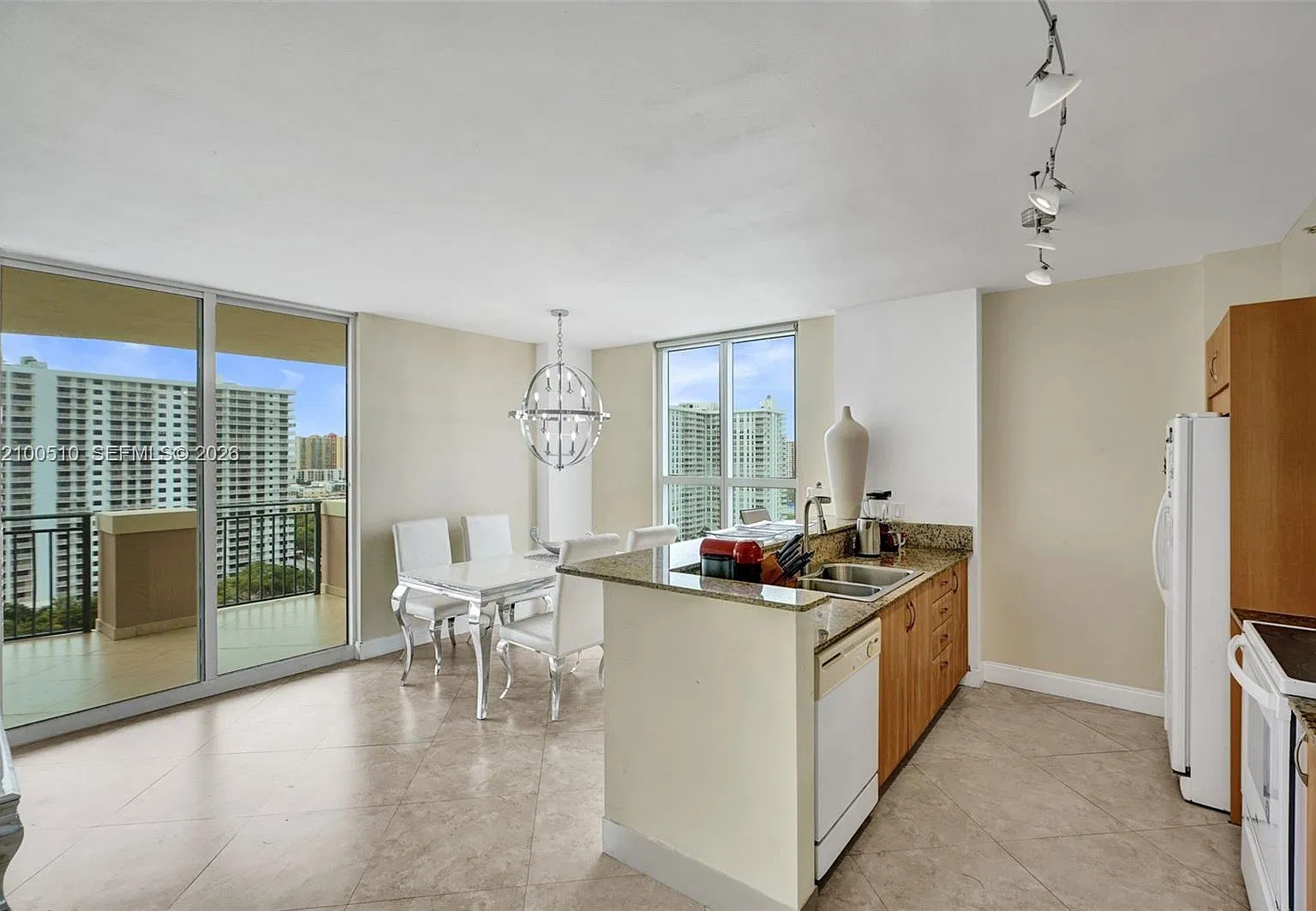 King David Of Sunny Isles — Photo 1