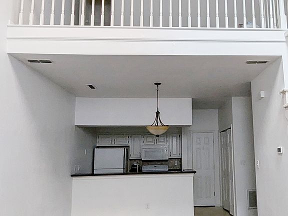 2nd image of 1014 Primrose Ln