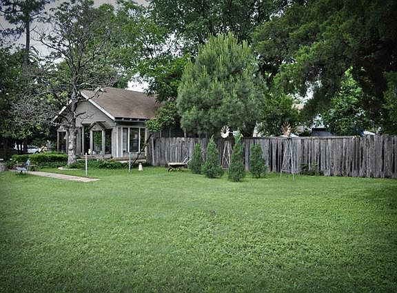 3rd image of 210 W Waco St