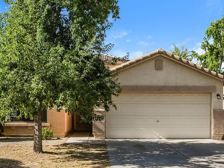 1427 E Vernoa St — Photo 1
