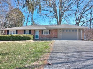 46 Harmon Dr, Lebanon, IL 62254