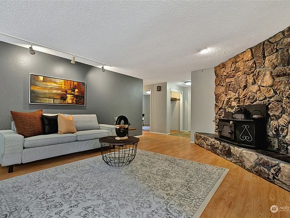 4th image of 15501 100th Avenue E