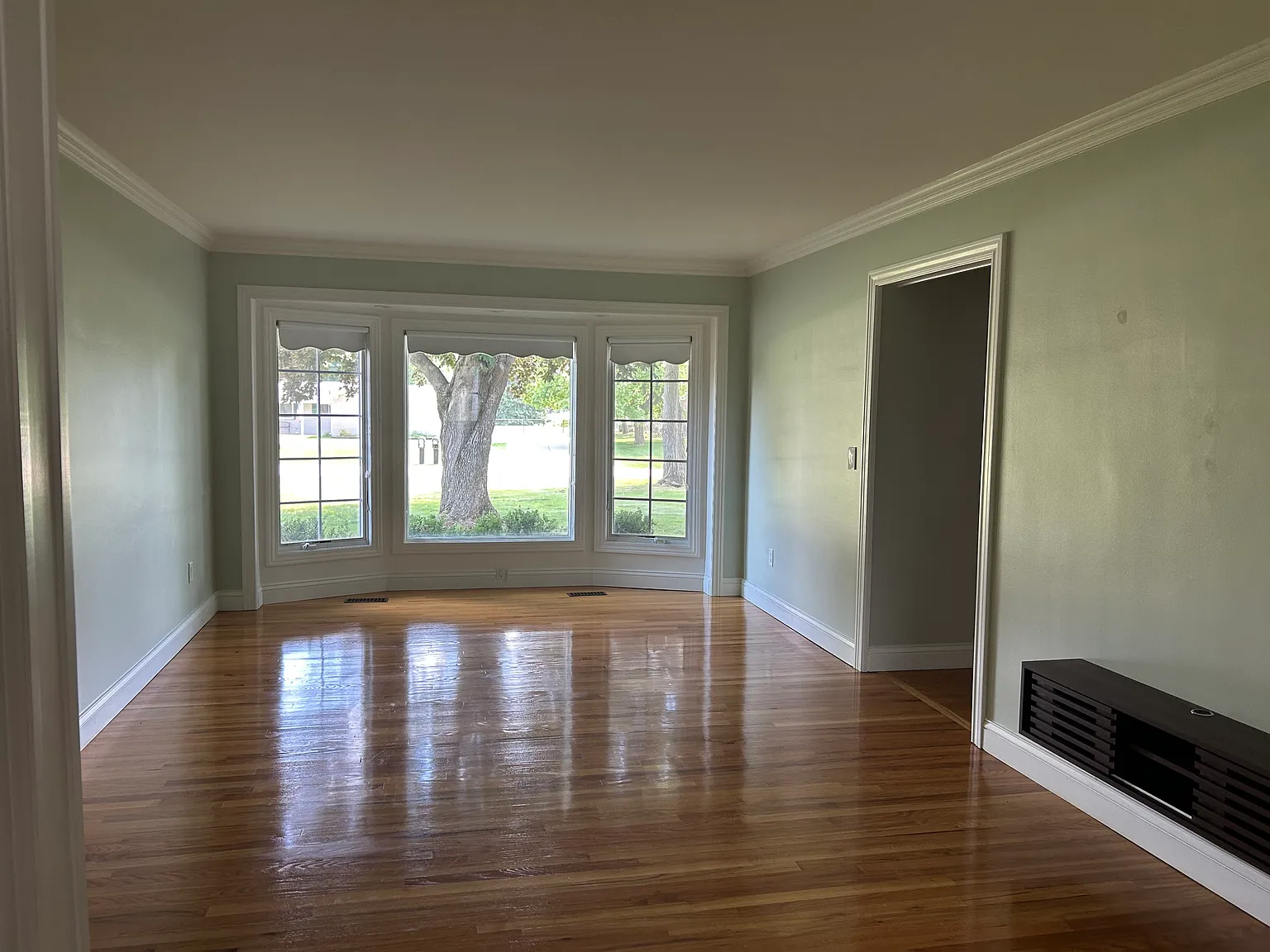 4 bed, 2342 sqft, $4,300 — Photo 3