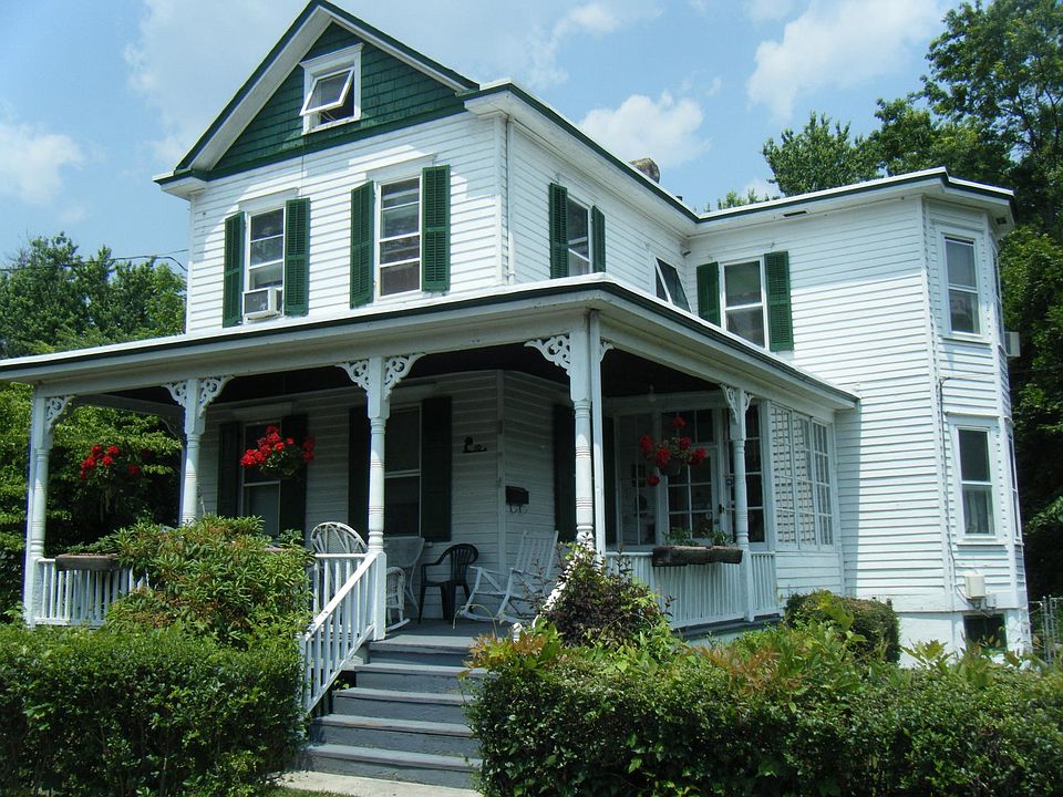1st image of 10 Stacey Ave