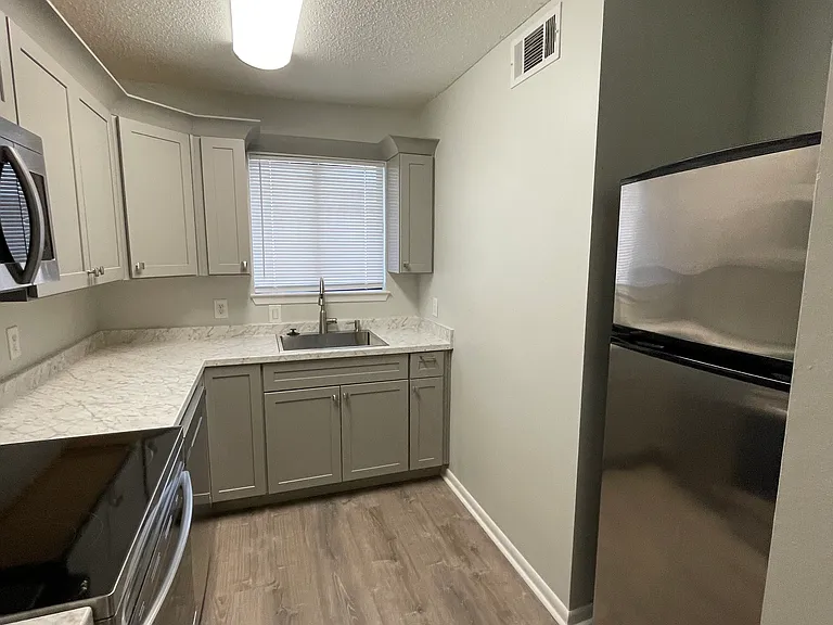 719 Green St #301 — Photo 5
